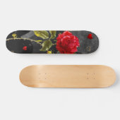 Schwarze Grunge-Herzen mit Roter Rose Skateboard (Horizontal)