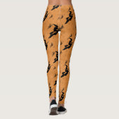 Schwarze Halloween Hexen Brooms Orange Muster Leggings (Rückseite)