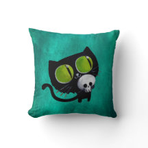 Schwarze Halloween-Katze mit dem Schädel