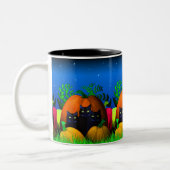 Schwarze Halloween-Katzen mit Pumpkins-Tasse Zweifarbige Tasse (Links)