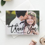 Schwarze Hand Lettern Moderne Foto Hochzeit Dankeskarte<br><div class="desc">Mit unserer individuell gestaltbaren Foto-Hochzeitskarte mit eleganter moderner Kalligraphie bedanken Sie sich herzlich. Dieses Design verbindet die persönliche Stimmung mit dem zeitgenössischen Stil und ist somit der perfekte Weg, um Ihren Gästen für ihren besonderen Tag zu danken. Zeigen Sie Ihre Lieblings-Hochzeitsfeiern mit einer persönlichen Touch, die den Zauber Ihrer Feier...</div>