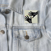 Schwarze Hände mit lackierten Nägeln Button (Beispiel)