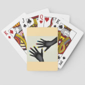 Schwarze Hände mit lackierten Nägeln, die Karten s Spielkarten (Rückseite)