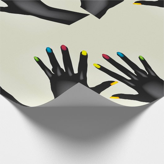 Schwarze Hände mit lackierten Nägeln Geschenkpapier