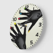 Schwarze Hände mit lackierten Nägeln Große Wanduhr (Winkel)