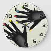 Schwarze Hände mit lackierten Nägeln Große Wanduhr (Vorderseite)