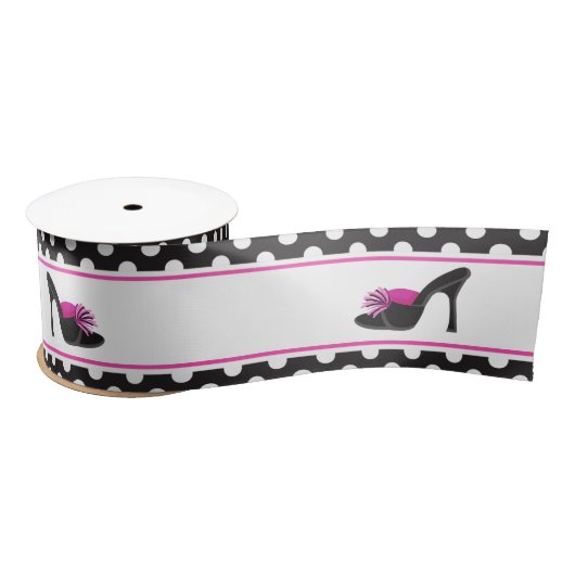 Schwarze Heelse Schuhe mit schwarzen Polka-Punkten Satinband (Spule)