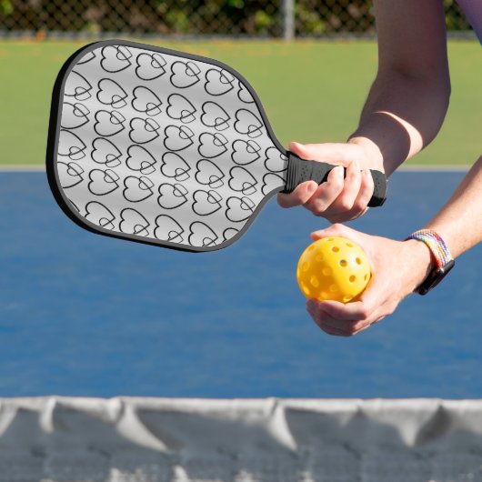 Schwarze Herzen auf Silberpaddel Pickleball Schläger (InSitu)