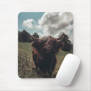 Schwarze Highland-Schottlandkuh weidet vintage ret Mousepad