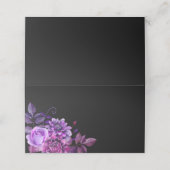Schwarze Hochzeitssitzkarte. Lila Blumen. Floral Platzkarte (Außenseite Aufgefaltet)