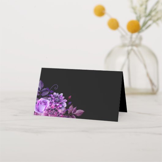 Schwarze Hochzeitssitzkarte. Lila Blumen. Floral Platzkarte (Vorderseite)