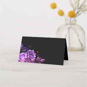 Schwarze Hochzeitssitzkarte. Lila Blumen. Floral Platzkarte