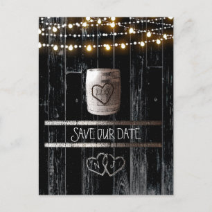Schwarze Holz-Lichterkette im Fass Save-the-Date Ankündigungspostkarte