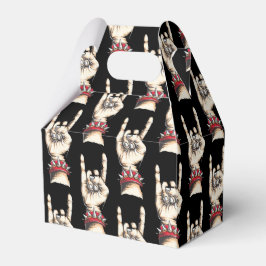 Schwarze Horns auf Geschenkschachtel