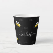 Schwarze Hummeln Sommerspass Spaß Monogramm Milchtasse (Vorderseite)