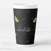 Schwarze Hummeln Sommerspass Spaß Monogramm Milchtasse (Vorderseite)