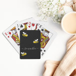 Schwarze Hummeln Sommerspass Spaß Name Spielkarten<br><div class="desc">Die gelben und schwarzen Hummeln sind fröhlich und lächelnd. Ein schicker schwarzer Hintergrund. Personalisieren und einen Namen hinzufügen. Der Name wird mit einem modernen handgeschriebenen Stylie-Skript mit Swashes geschrieben. Um die Swashes behalten,  löschen Sie nur den Beispielnamen,  verlass die Leerzeichen oder Emoji's vor und nach dem Namen.</div>