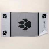 Schwarze Hundepaws auf Grau mit Individuelle Name Strandtuch (Vorderseite)