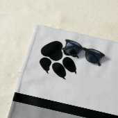Schwarze Hundepaws auf Grau mit Individuelle Name Strandtuch (Beispiel)