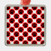 Schwarze Hundepaws in roten Polka-Punkten Silbernes Ornament (Vorne)