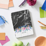 Schwarze Imitate Marmor Farbige Blume Bouquet iPad Pro Cover<br><div class="desc">Elegantes modernes Design mit schwarz-grauem Imitat Marmor mit farbenfrohen Aquarellfarben Blume Bouquet. Weißer,  veränderbarer Hintergrund und anpassbares Monogramm.</div>