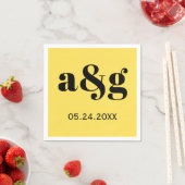 Schwarze Initialen Typografie auf der gelben Hochz Serviette (Beispiel)