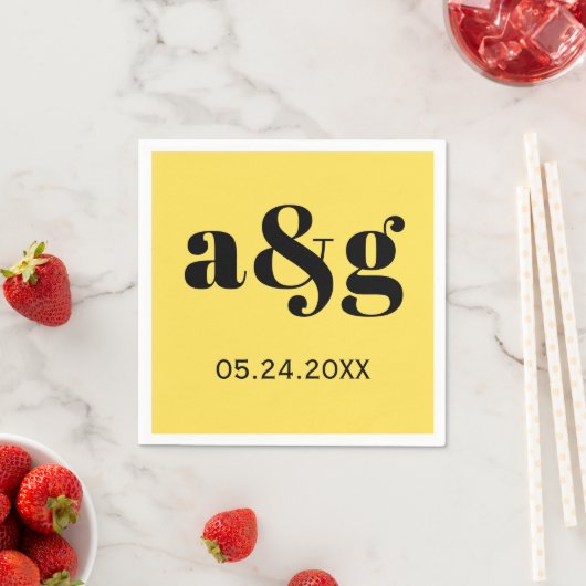 Schwarze Initialen Typografie auf der gelben Hochz Serviette (Beispiel)
