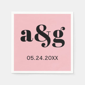 Schwarze Initialen Typografie auf rosa Hochzeit Serviette