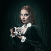 Schwarze Kätzchen auf Karierter Keramik Tasse