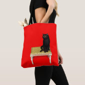 Schwarze Katze auf dem Hocker Tasche (Von Nahem)