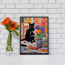 Schwarze Katze auf dem Tisch mit Blume Obst