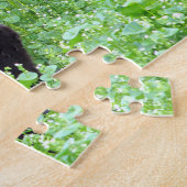 Schwarze Katze auf einem Puzzle (Seite)