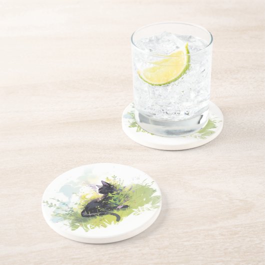 Schwarze Katze auf Gras Sandstone Untersetzer (Seite)