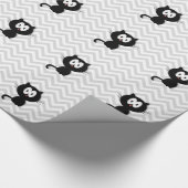 Schwarze Katze auf grauem Zickzack Geschenkpapier (Ecke)