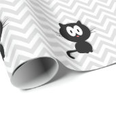Schwarze Katze auf grauem Zickzack Geschenkpapier (Rolleneckpunkt)