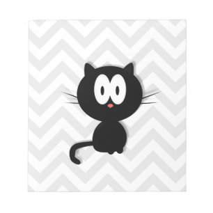 Schwarze Katze auf grauem Zickzack Notizblock