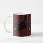 Schwarze Katze auf marokkanischem Teppich  Kaffeetasse (Links)