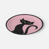 Schwarze Katze auf Rosa Pappteller (Schrägansicht)