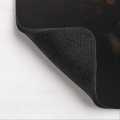 Schwarze Katze auf schwarzem Mauspad (Ecke)