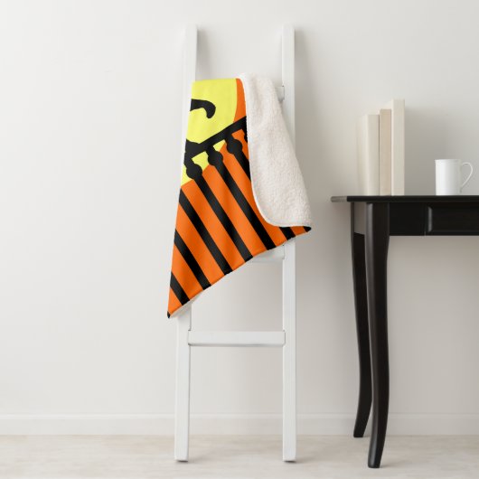 Schwarze Katze auf Verziertem Zaun Vollmond Lebend Sherpadecke (Beispiel)