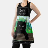 Schwarze Katze auf Zaun mit grünem Gras Schürze (InSitu)