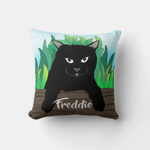 Schwarze Katze auf Zaun mit grünem Gras, solider R Kissen