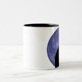 Schwarze Katze, blauer Mond Zweifarbige Tasse (Mittel)