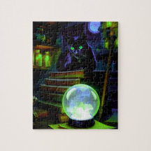 Schwarze Katze bleibt in Hexenlaube