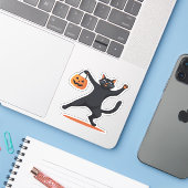 Schwarze Katze, die am Halloween-Bash heranreift u Aufkleber (Laptop mit iPhone)