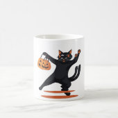 Schwarze Katze, die am Halloween-Bash heranreift u Kaffeetasse (Mittel)