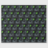 Schwarze Katze, die an einem glühenden grünen Schm Geschenkpapier (Flach)