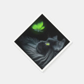 Schwarze Katze, die an einem glühenden grünen Schm Serviette (Ecke)