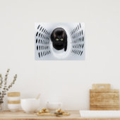 Schwarze Katze, die aus einem weißen Waschbär hera Poster (Küche)