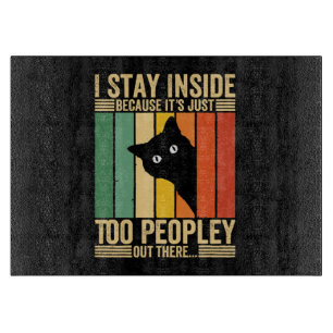 Schwarze Katze, die ich drinnen Bleibe, weil es zu Schneidebrett